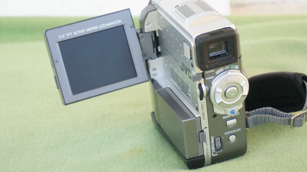 Video camera cu monitor LCD MiniDv JVC GR-VF75