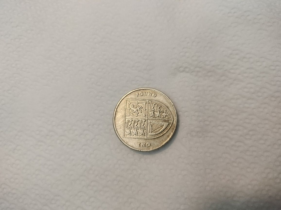 Există două monede de lire rare de vânzare din 2013 și 2003