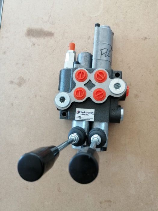 Distribuitor hidraulic cu doua manete cu flotant