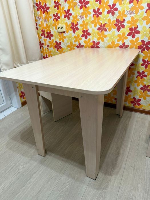 Продаётся обеденный стол со стульями, стильный светлый цвет под дерево