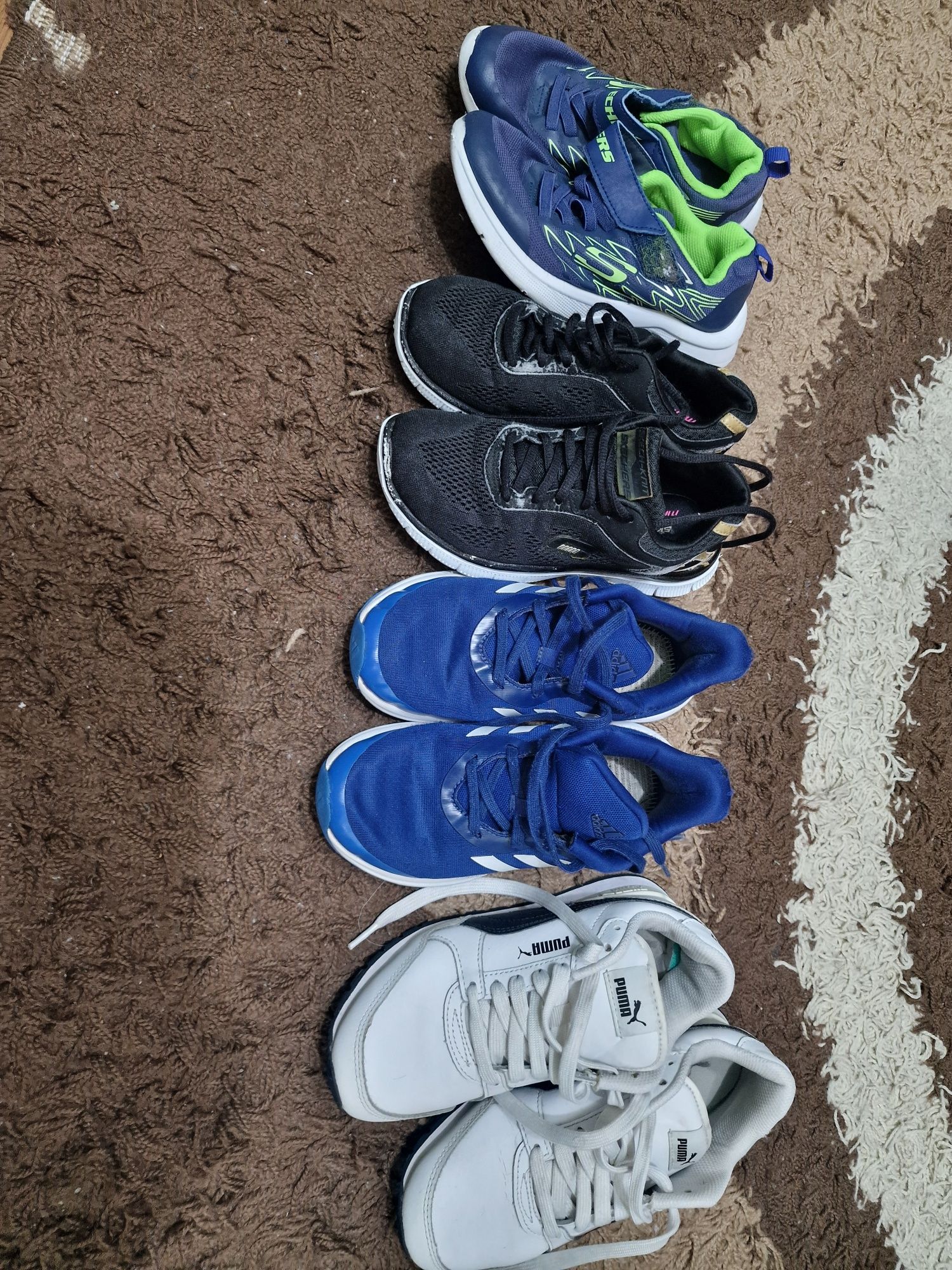 Adidași de vânzare