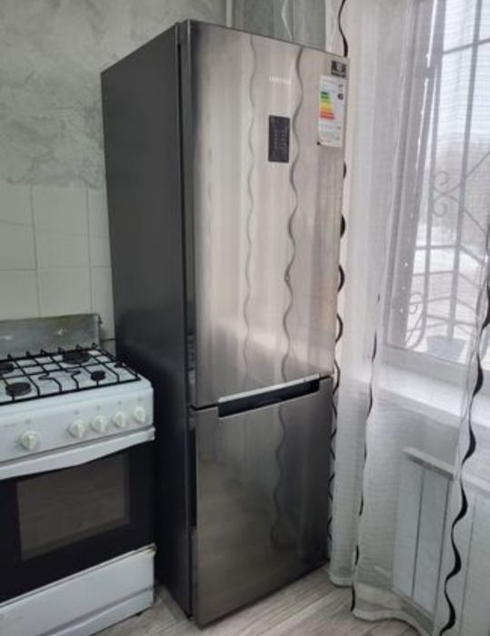 Холодильник работает