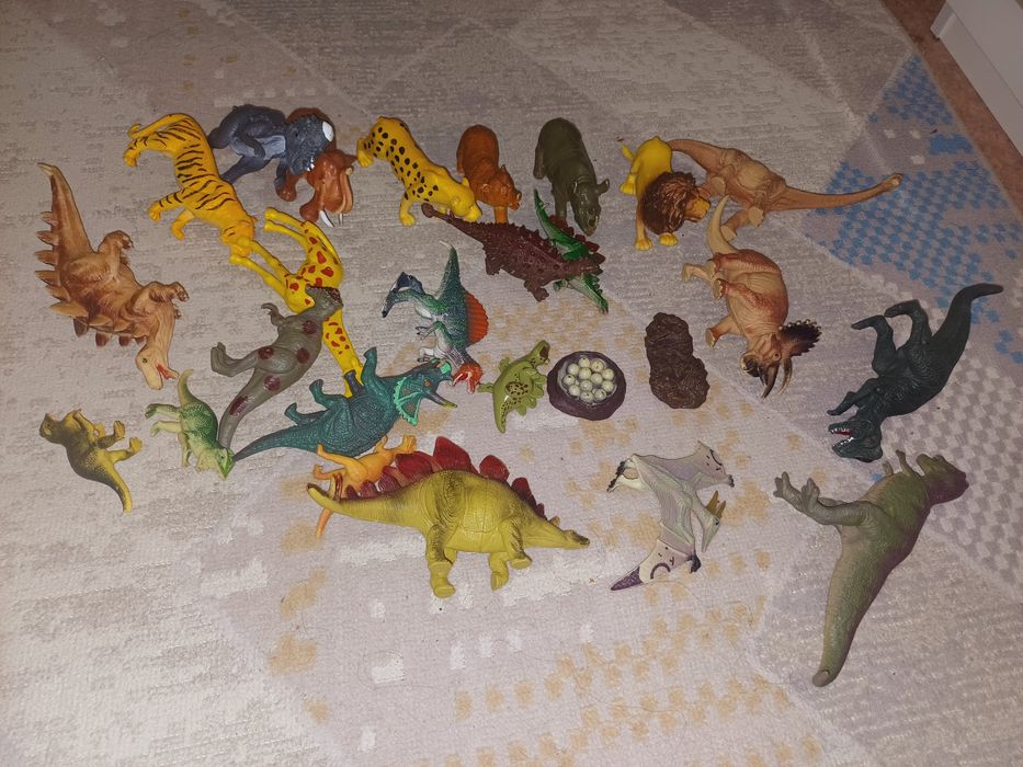 Продам игрушки -динозавры