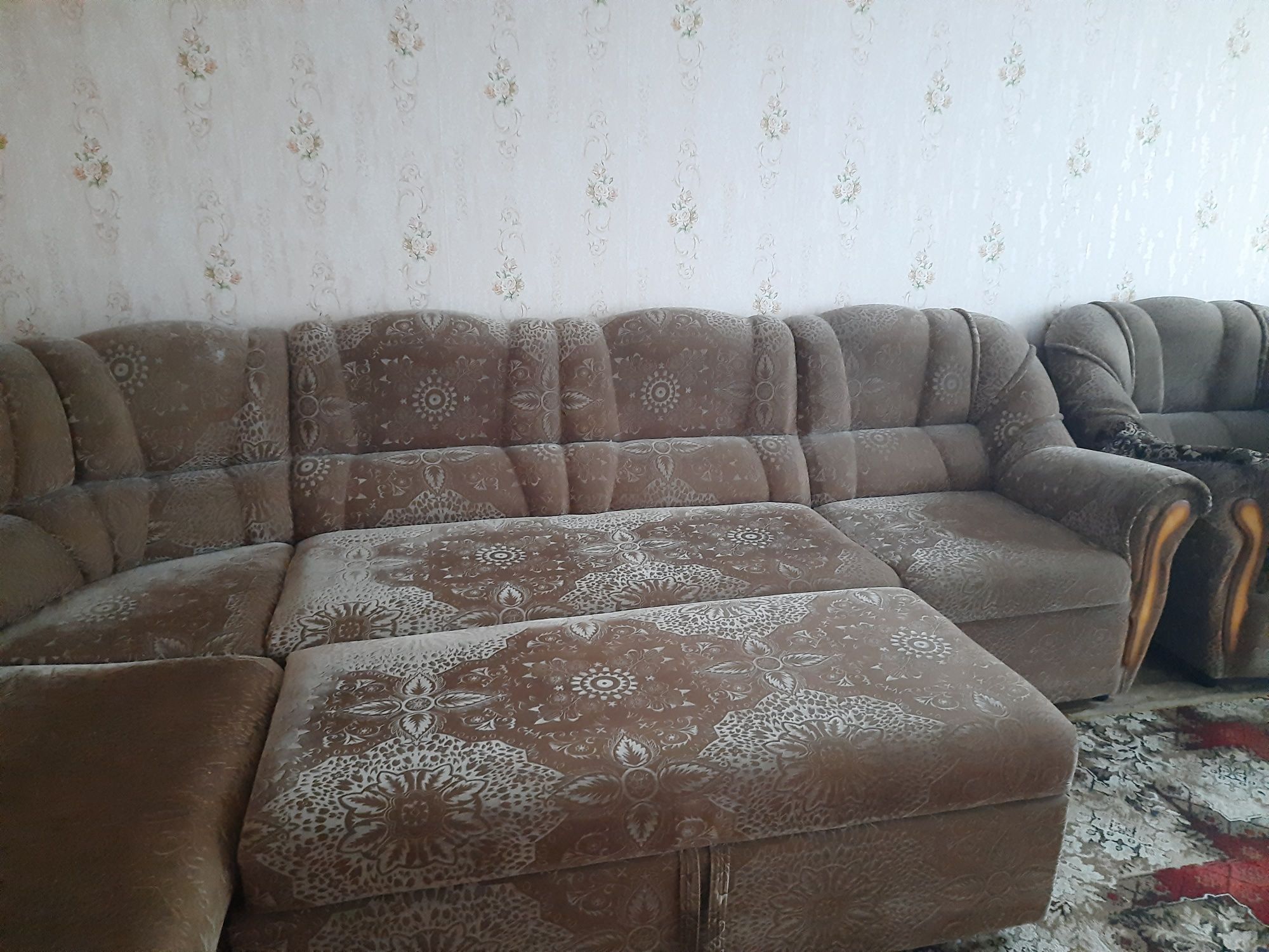 Уголок диван и два кресла.