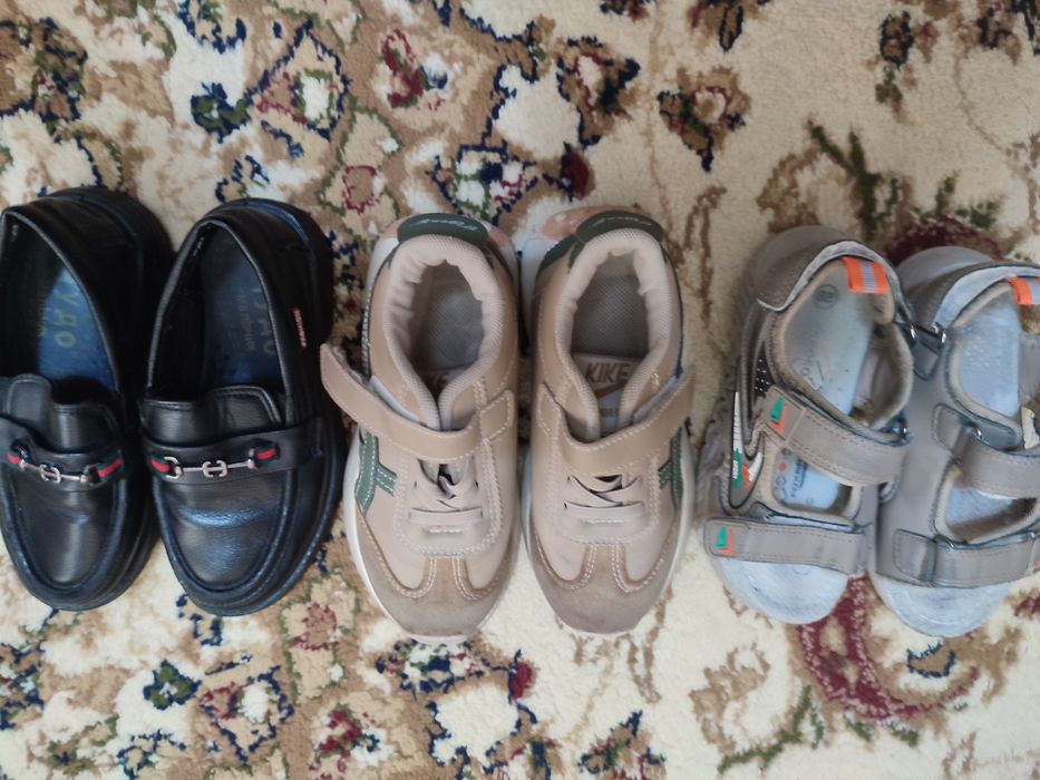 Детские комбинезон и обувь