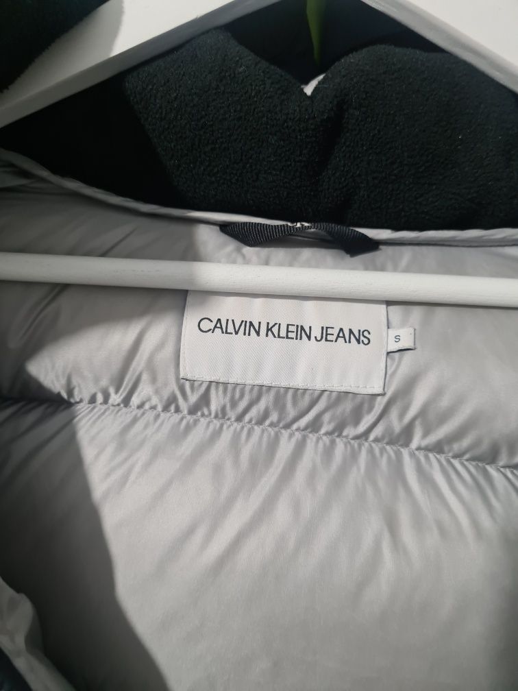 Vând geaca Calvin Klein