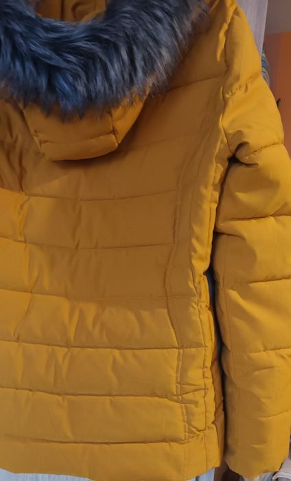 Geaca de iarna calduroasa cu gluga culoare mustar