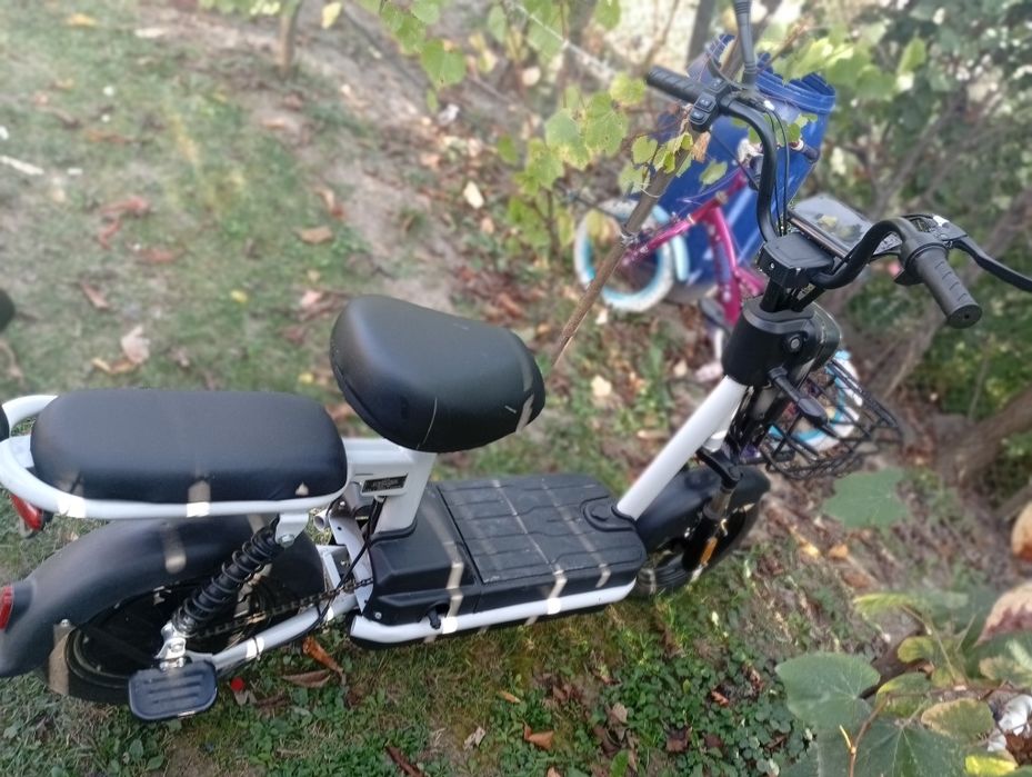 Trotineta electrica  cu scaun