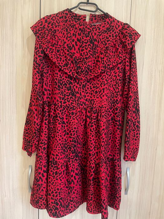 Червена рокля свободна кройка