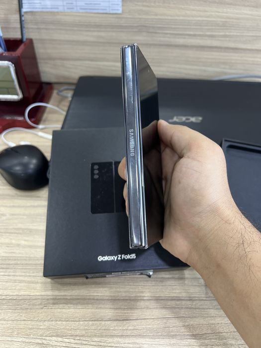 Z Flip 5 ishlashi zor korpusida qirilgan joylari bor bez chexol ishlat