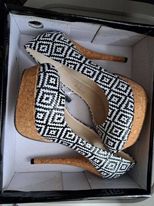 Обувки на ток с платформа