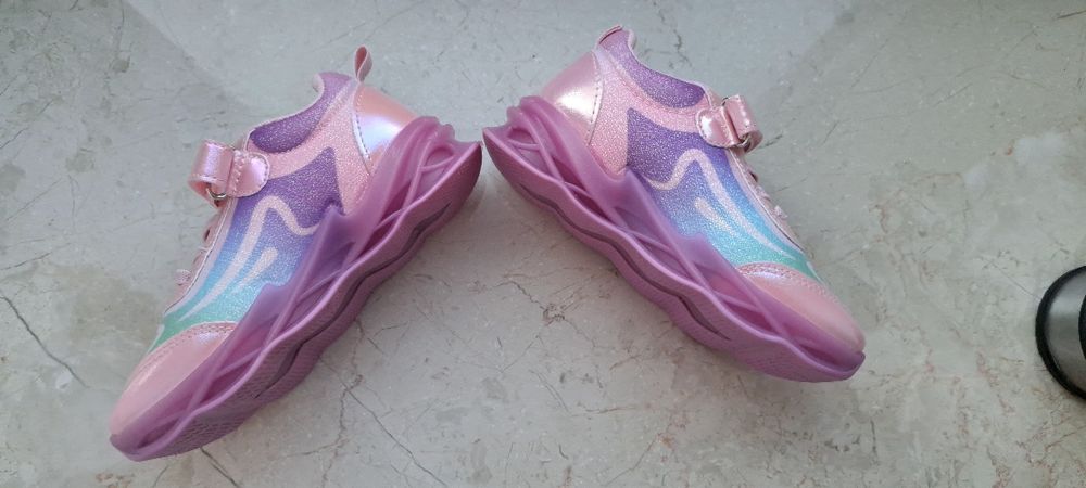 Adidasi roz cu lumini și unicorni, marimea 27, noi, cu eticheta.