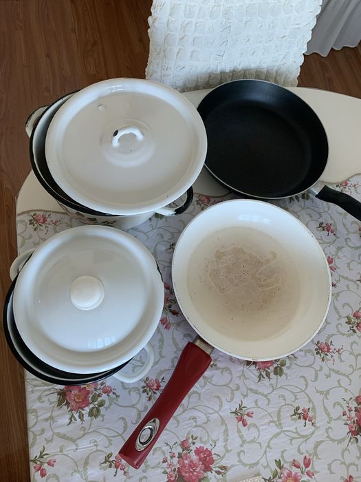 Сковородки, кастрюли.
