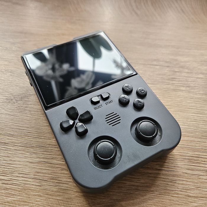 Consola cu peste 2000 de jocuri