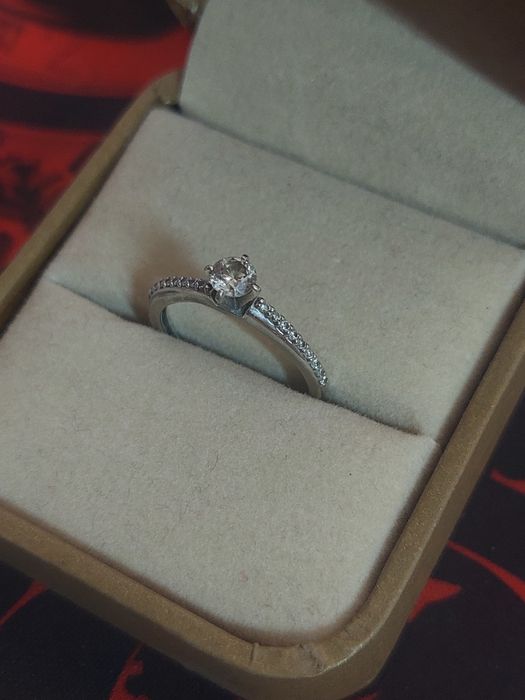 Inel cu diamante , din aur alb