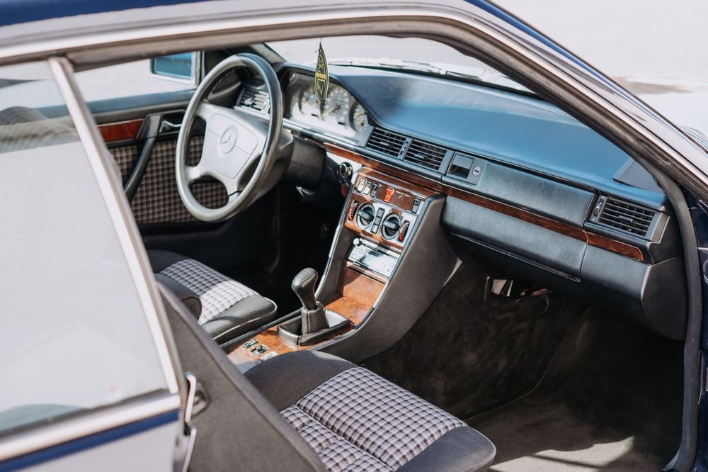 Mercedes-Benz 200 CE (W124 Coupé) – Vehicul istoric autentic. AC