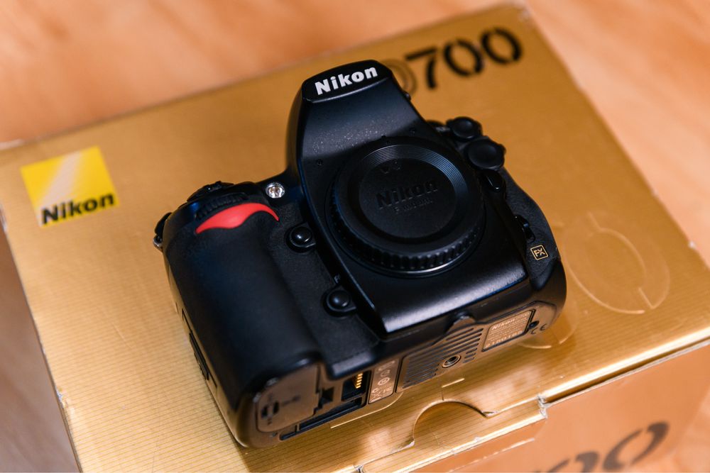 Nikon D700 (card 64gb, grip original, 2 acumulatori)