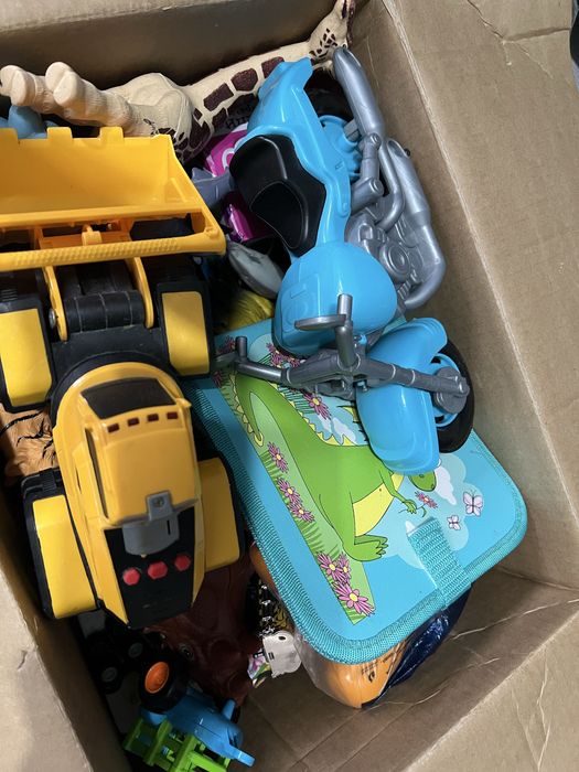 Игрушки и книжки.