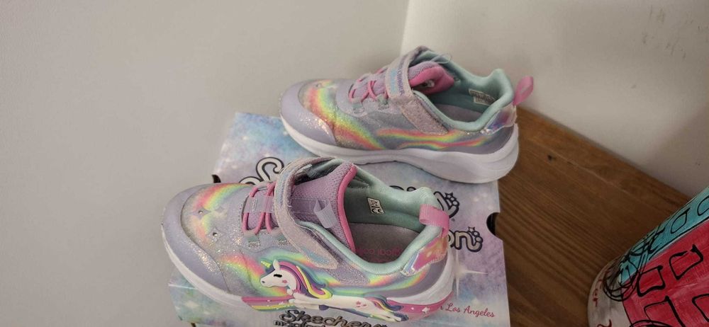 Adidasi Skechers pentru fete marime 26 in stare buna