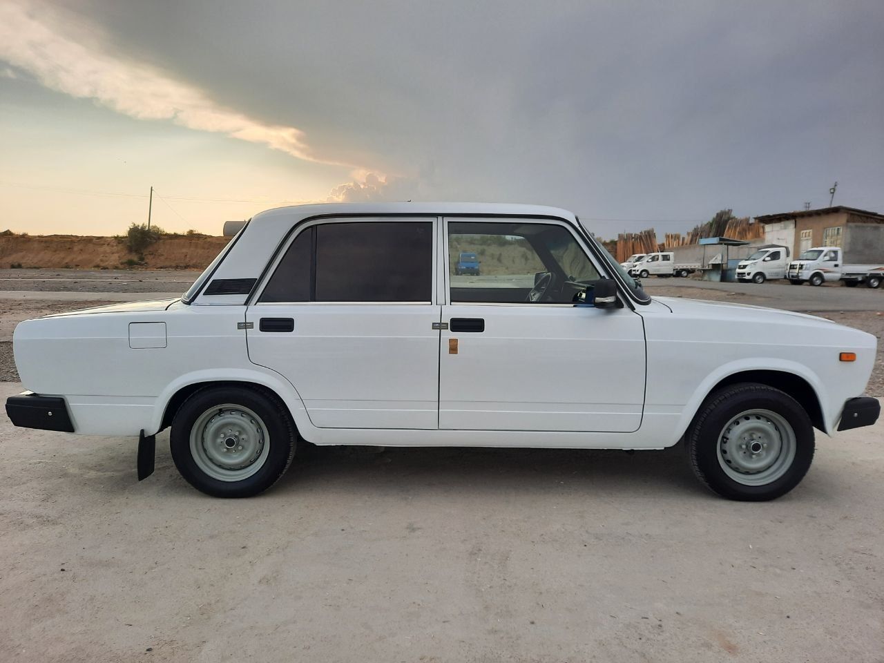 Vaz 2107 sotiladi