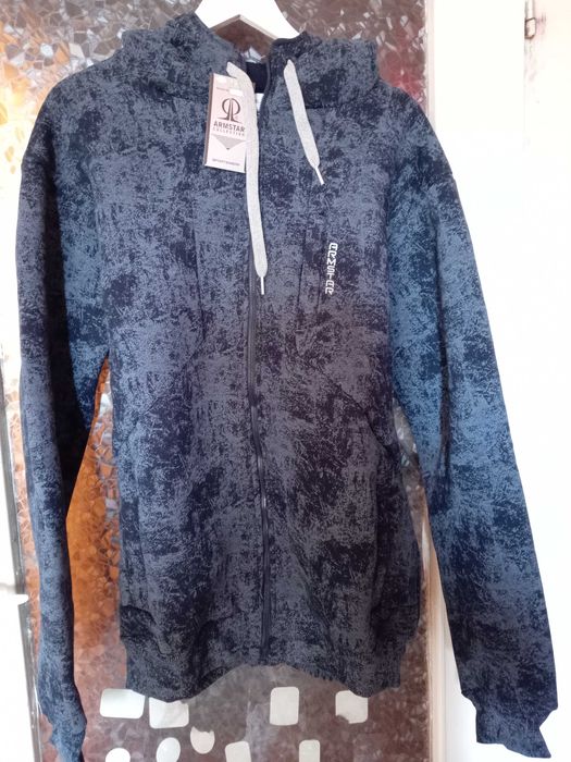 Мъжки син суичър, Армстар