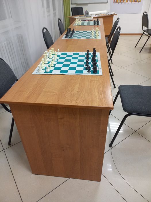 Продам столы, стулья, этажерку, шахматы