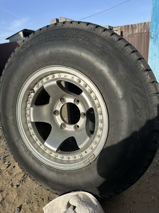 Продам диски с зимней резиной, на внедорожник 31х10.50R15