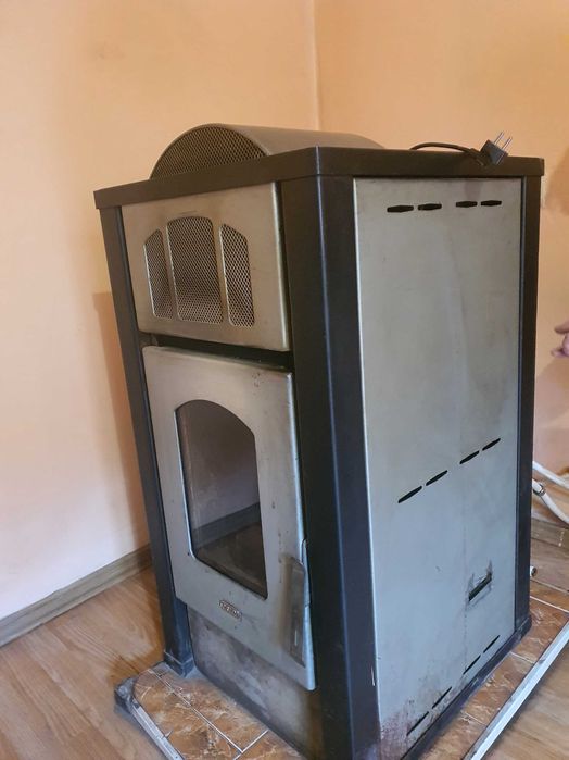 Камина  на пилети "Прити" 25кв  с ,втора употреба с водна риза.
