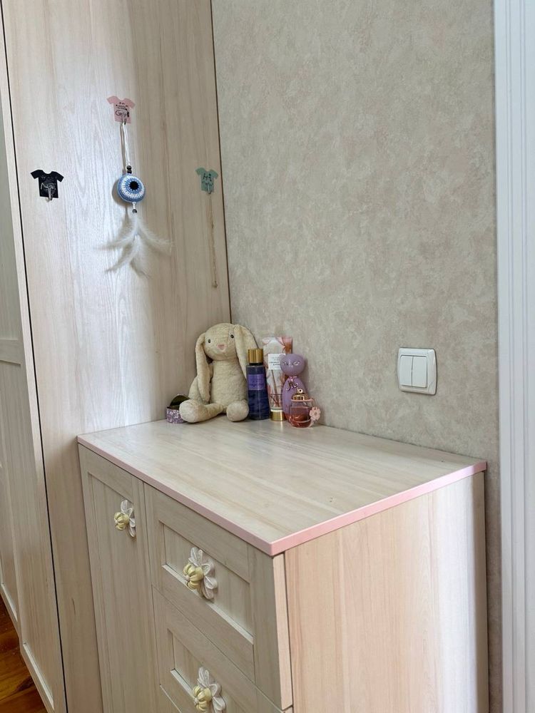 Спальный комплект мебели в комнату для девочки