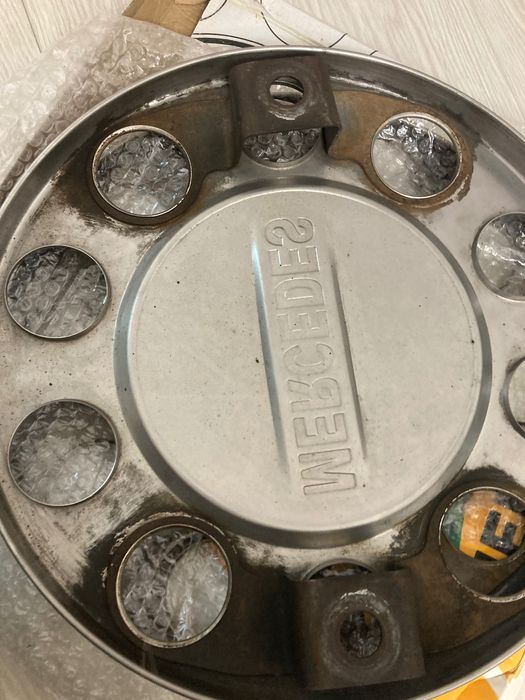 Продаются колпаки из нержавейки передние Mercedes размер r 22.5