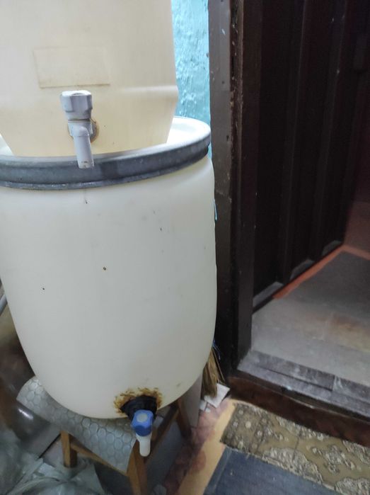 Два пластмасови бидона с канелки, по-голям и по-малък