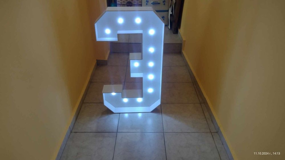 Светеща цифра 3. 80 см.