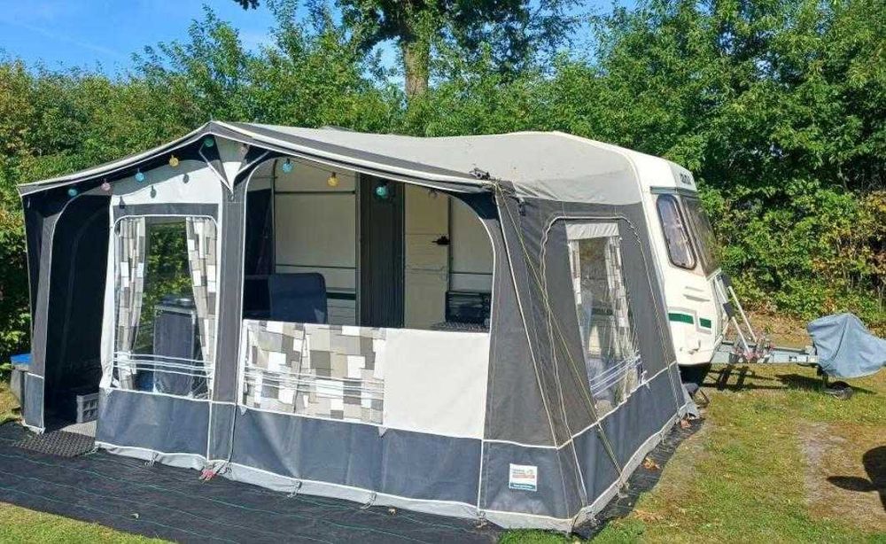 Rulotă Chateau cu cort,îngrijita,merită văzută.