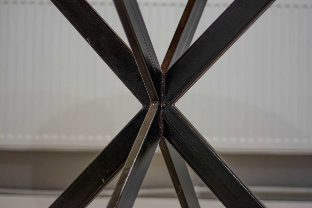 Masă modernă din lemn masiv cu picioare metalice – design unic
