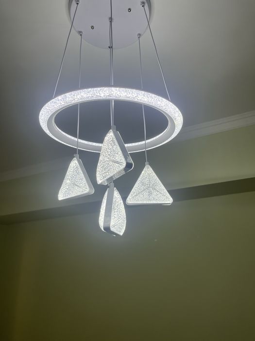 Продам люстру новую