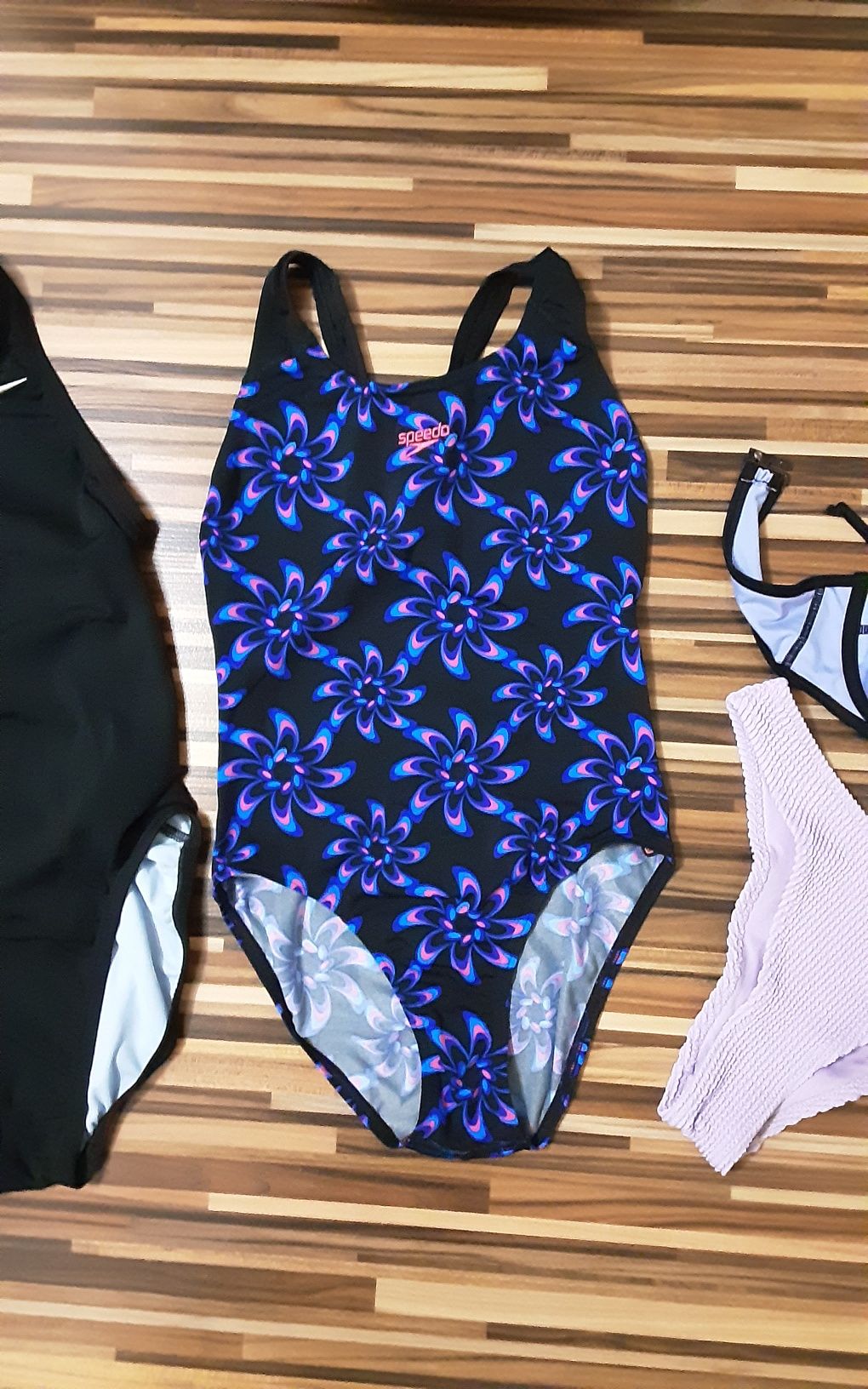 (XS) NIKE(40лв)  Speedo(20лв)  H&M (15лв) бански