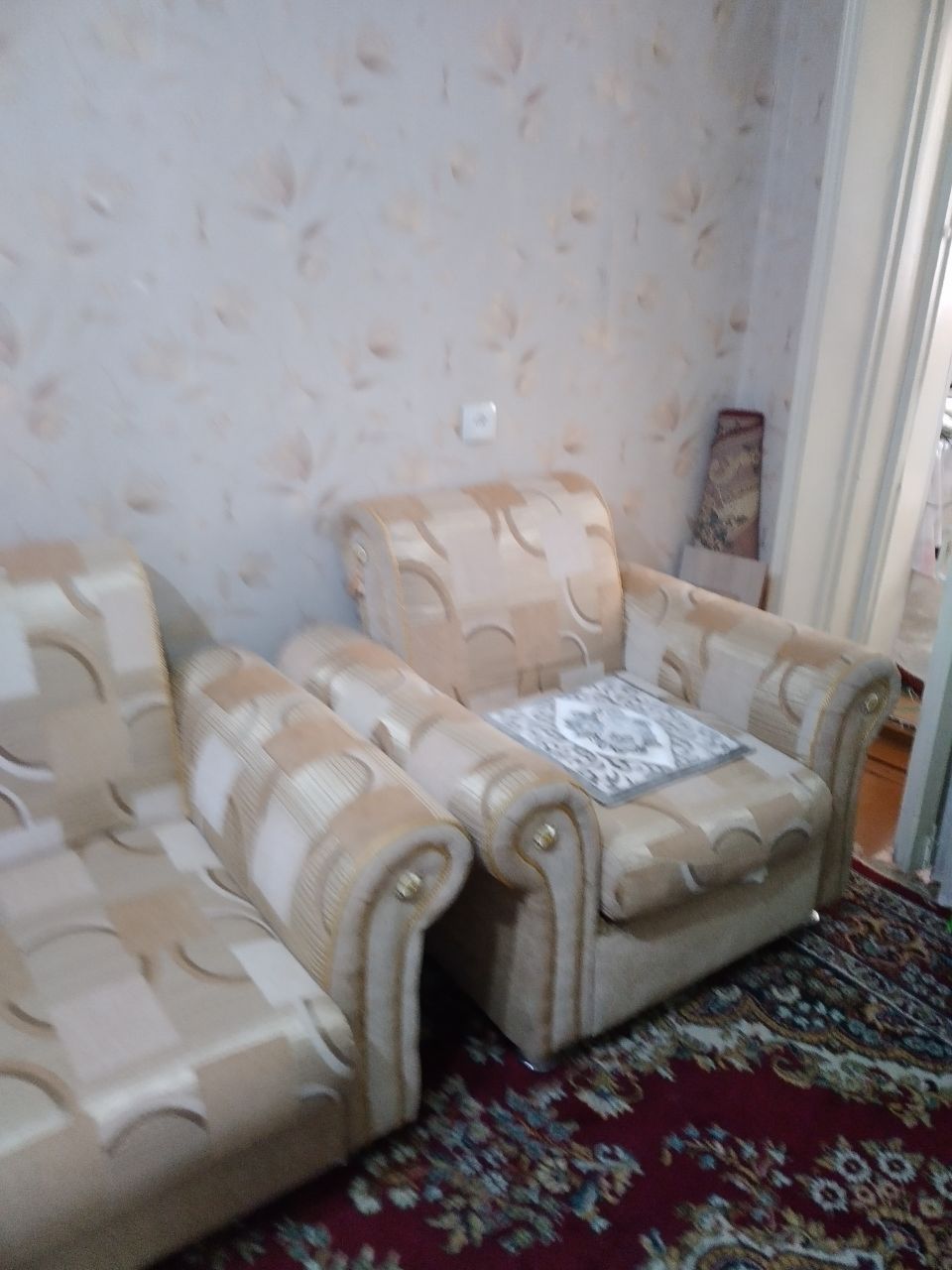 Диван 2 та кресло гилам сервант сотилади