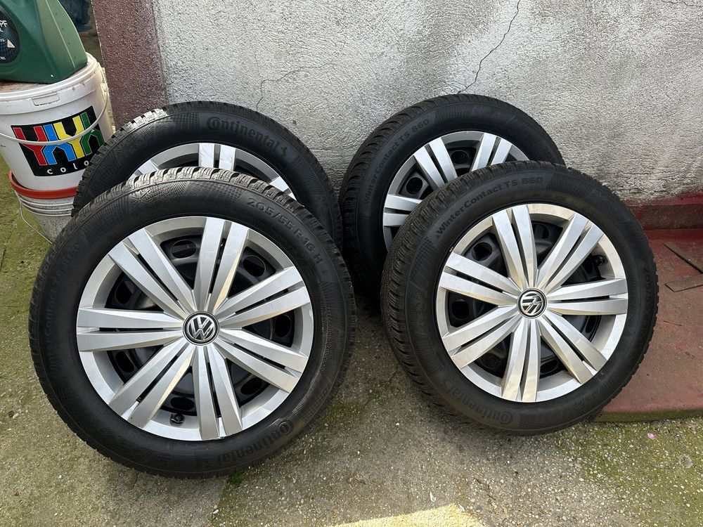 Se vinde set de 4 cauciucuri de iarna cu jenți de tabla 205/55 R16