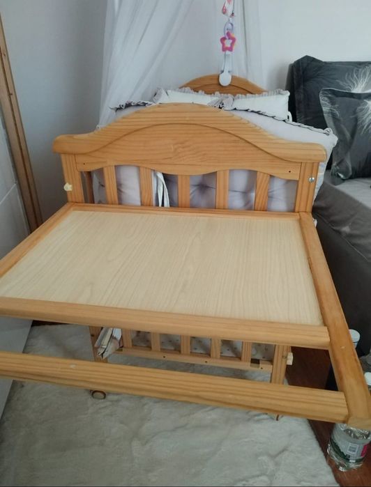 Pătuț bebeluș din lemn cu saltea inclusa și masa de înfășat atașată!