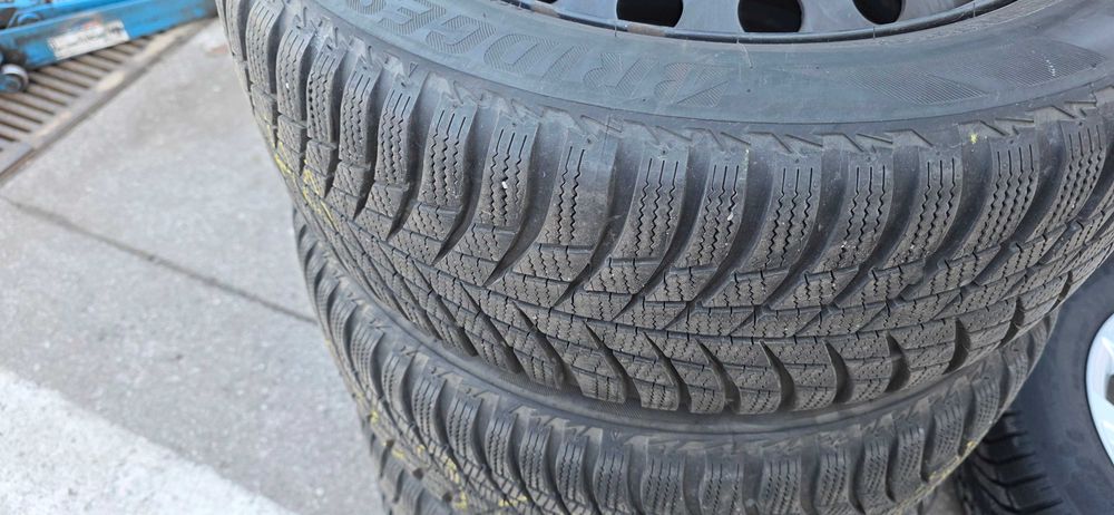 Зимни гуми Bridgestone 205/55/R16 с метални джанти (Тойота)