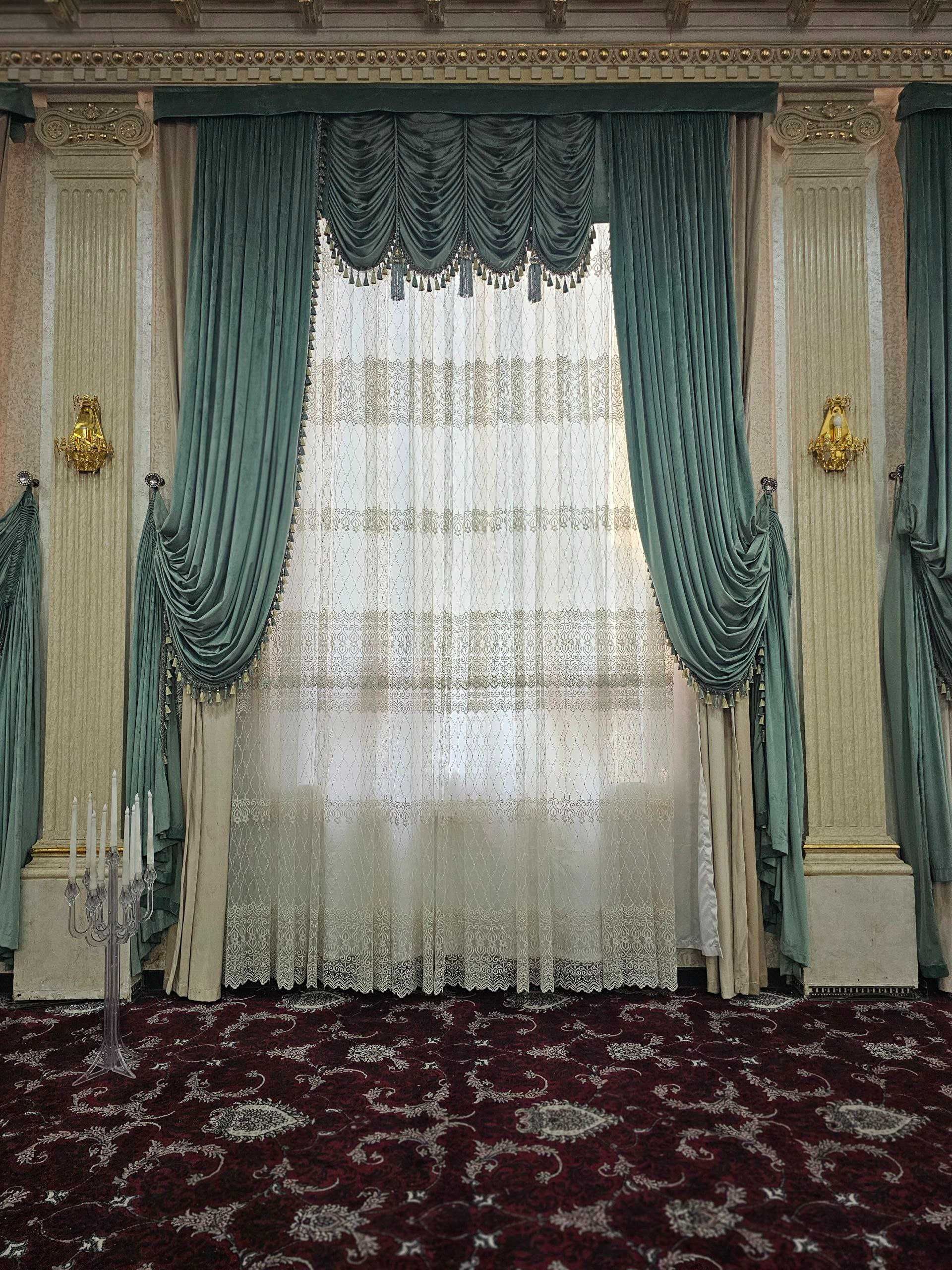 Qandil, eshik, gilam, isitish radiyator, pardalar
