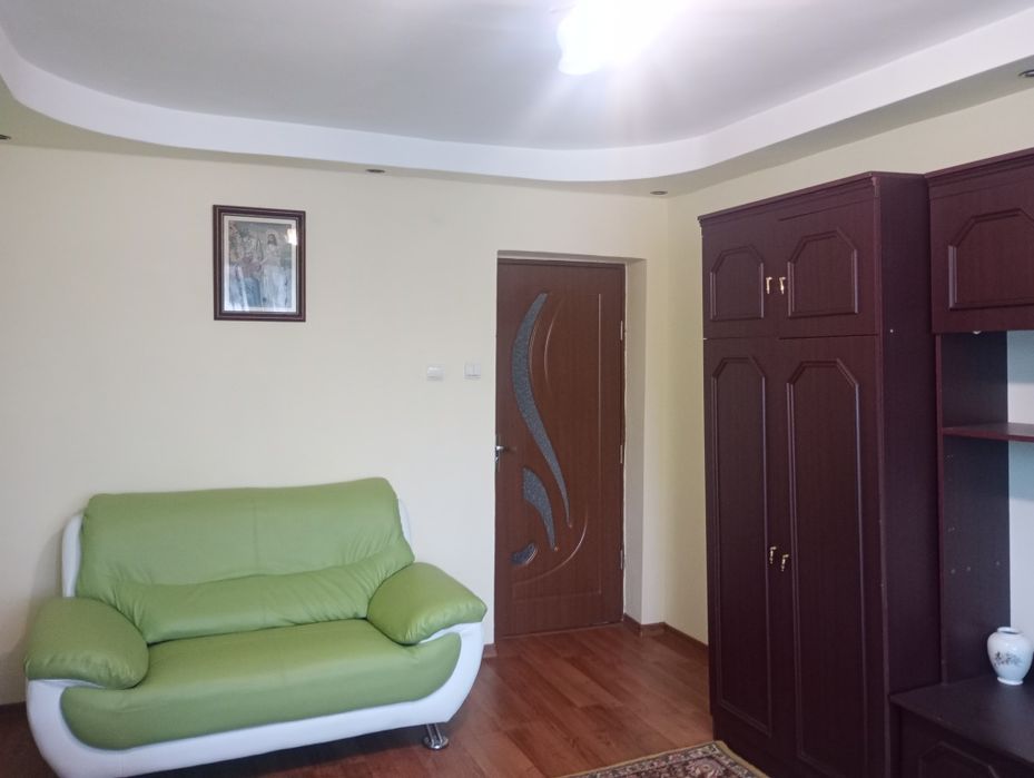 Vând apartament trei camere