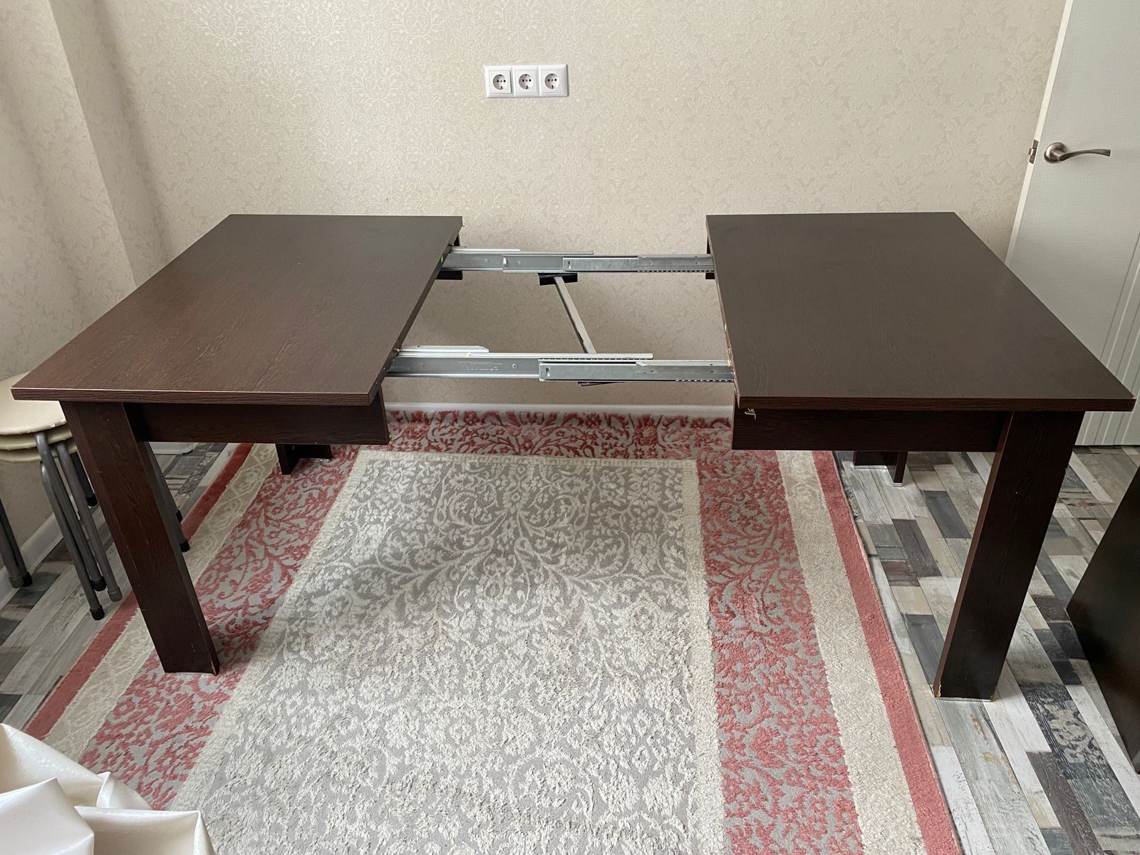 Продам деревянный раздвижной стол (г. Астана)