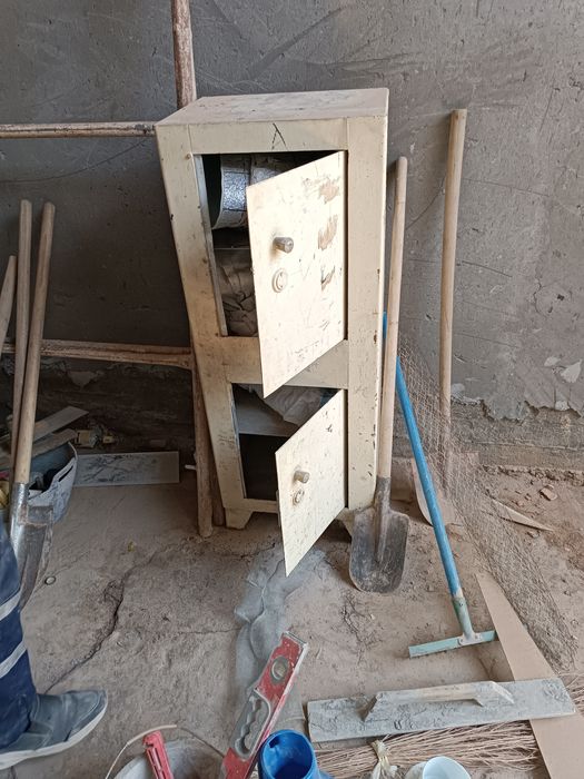 Seyf sotiladi boyi 1.30 eniga 50