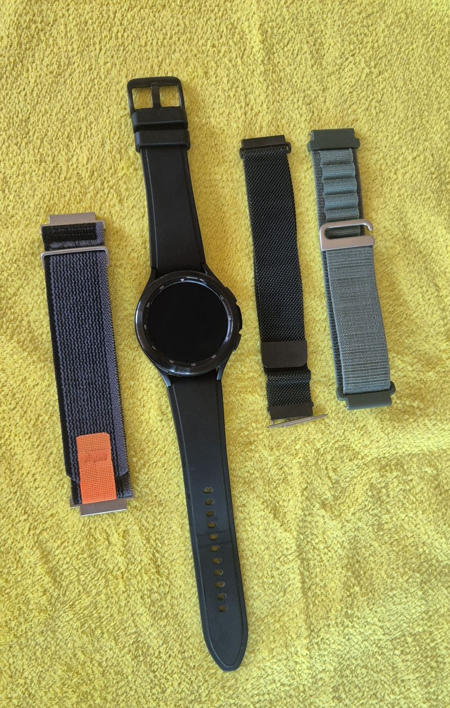 Часовник Watch 4 Samsung