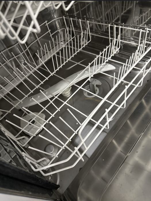 Посудомойка в рабочем состояний