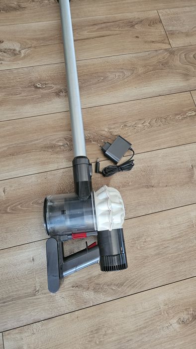 Aspirator portabil dyson.