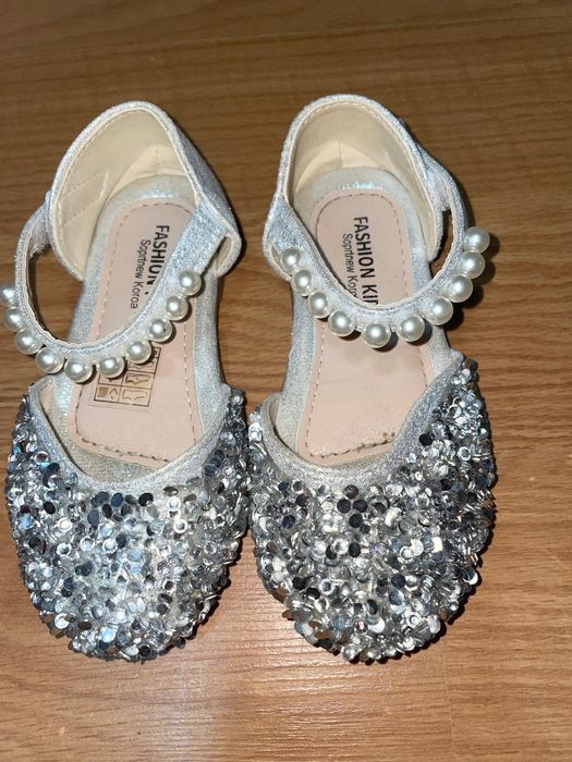 Sandale fetiță nr25 30lei