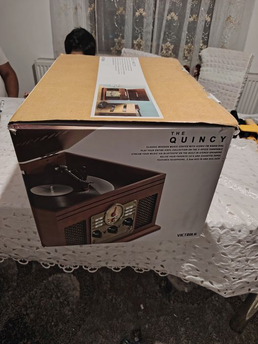 Include un pick-up cu 3 viteze, conectivitate Bluetooth, un CD player,