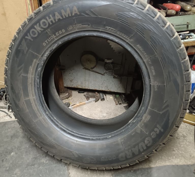 Продам комплект шин Yokohama 265/65R17